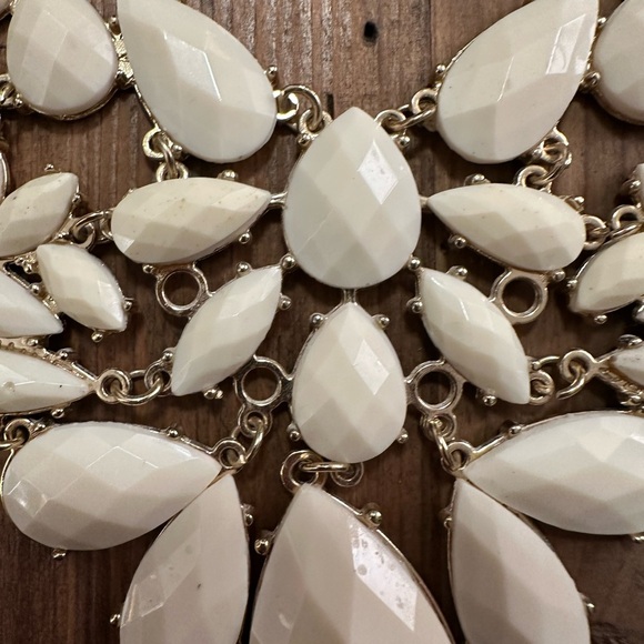 Elegant White Statement Necklace - Picture 2 of 3